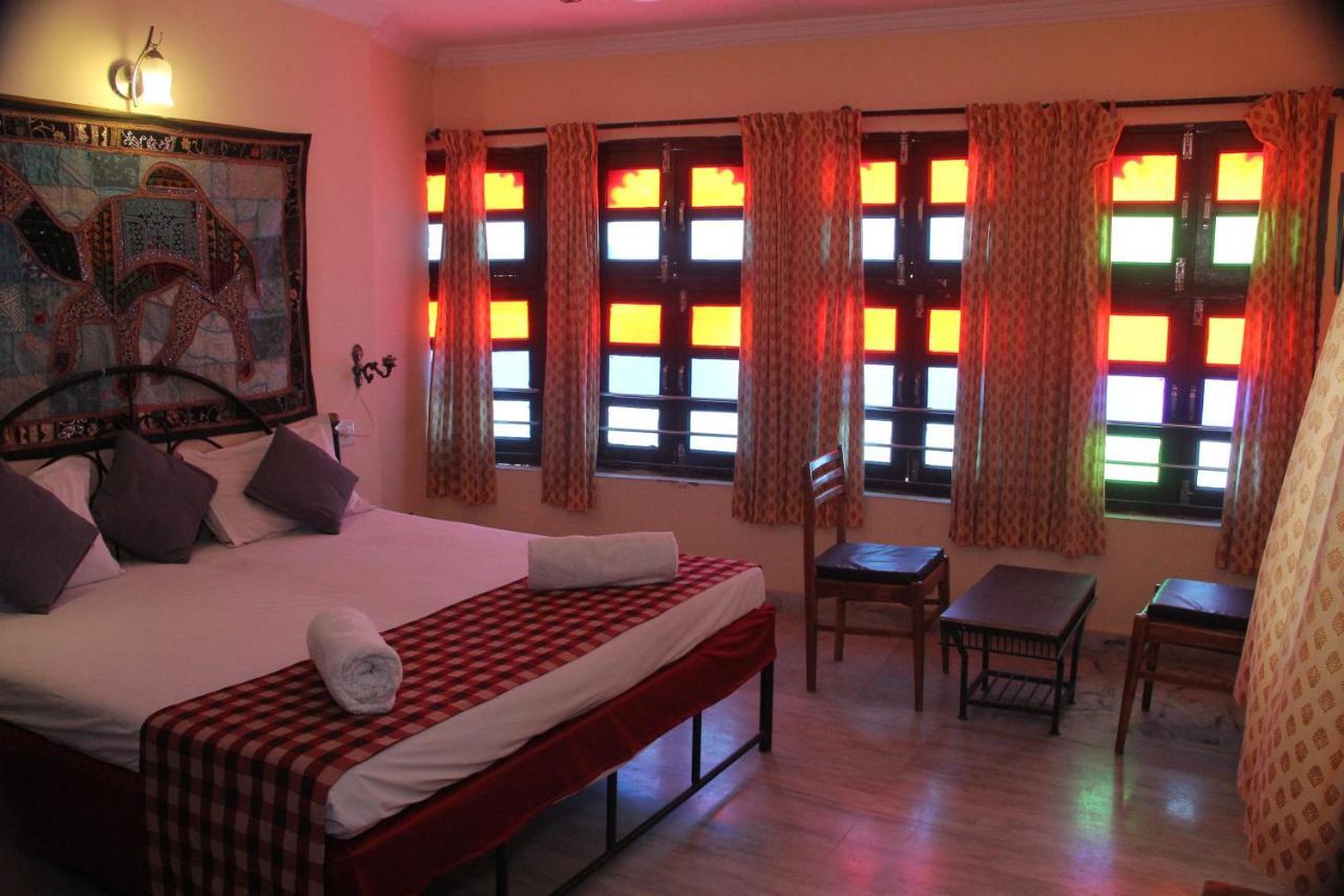 The Lake View Hotel- On Lake Pichola Udaipur Exterior photo